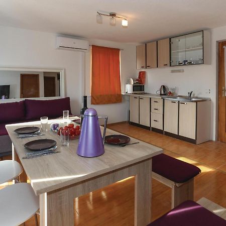 1 Bedroom Cozy Apartment In سلاتين المظهر الخارجي الصورة